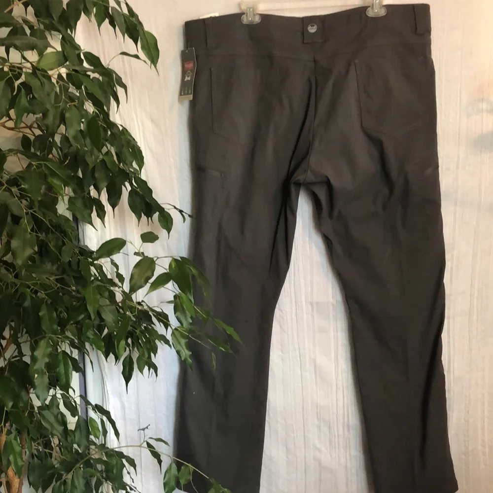 WRANGLER men Sz 40 X 30 gray cargo khaki straight leg pants elastic wais…